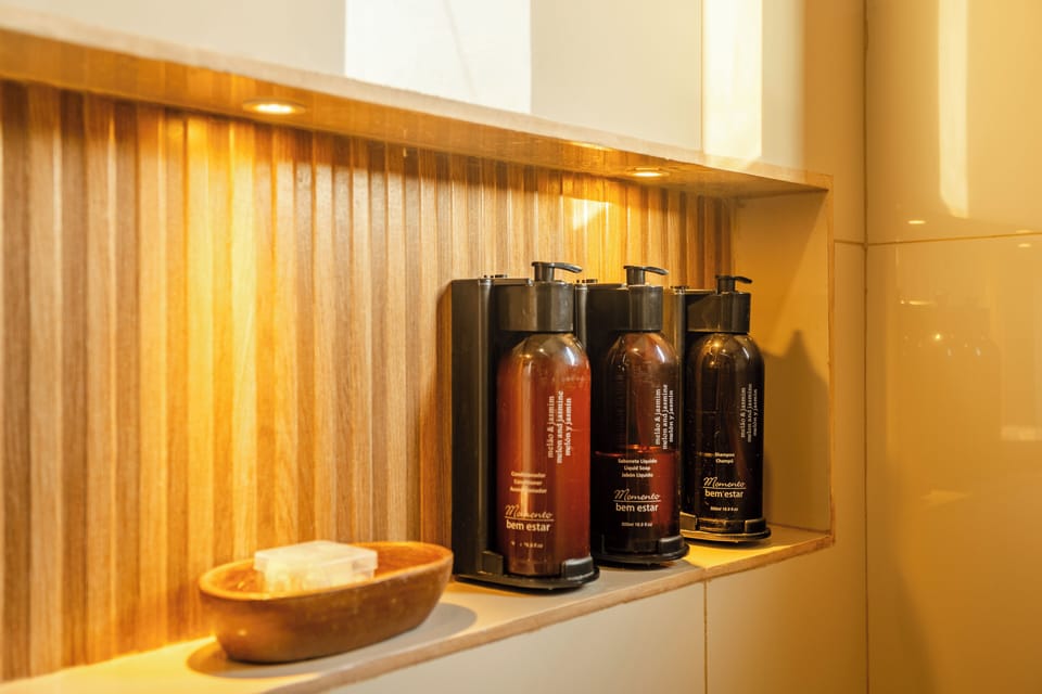 Suite Comfort | Bathroom | Shower, hair dryer, towels, soap