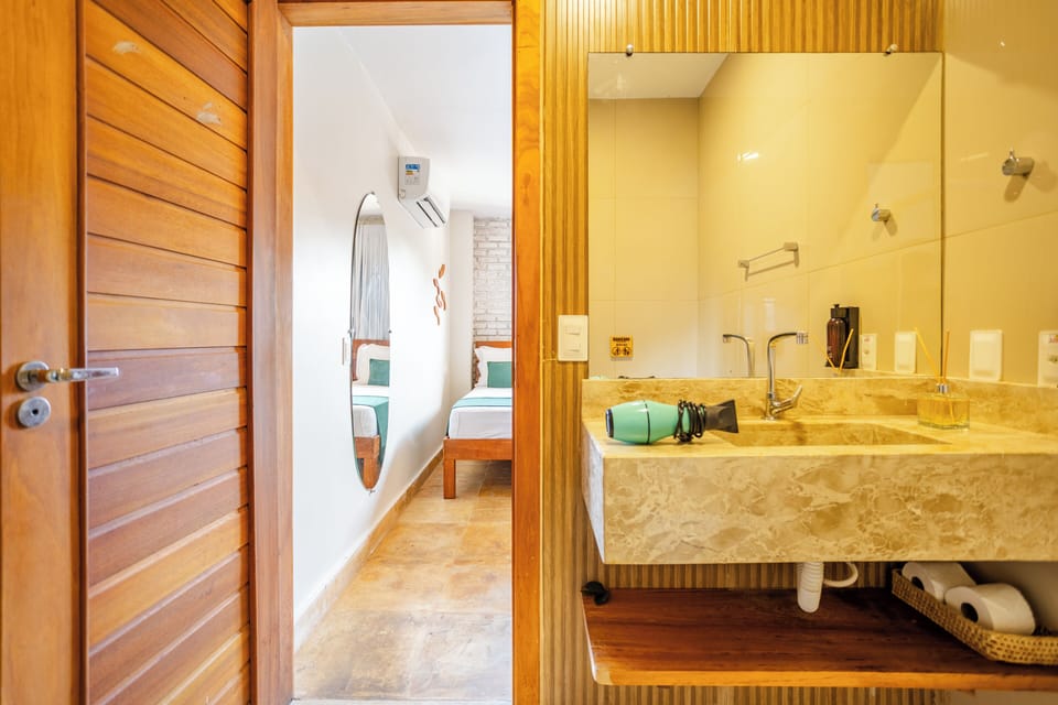Suite Deluxe Terreo | Bathroom | Shower, hair dryer, towels, soap