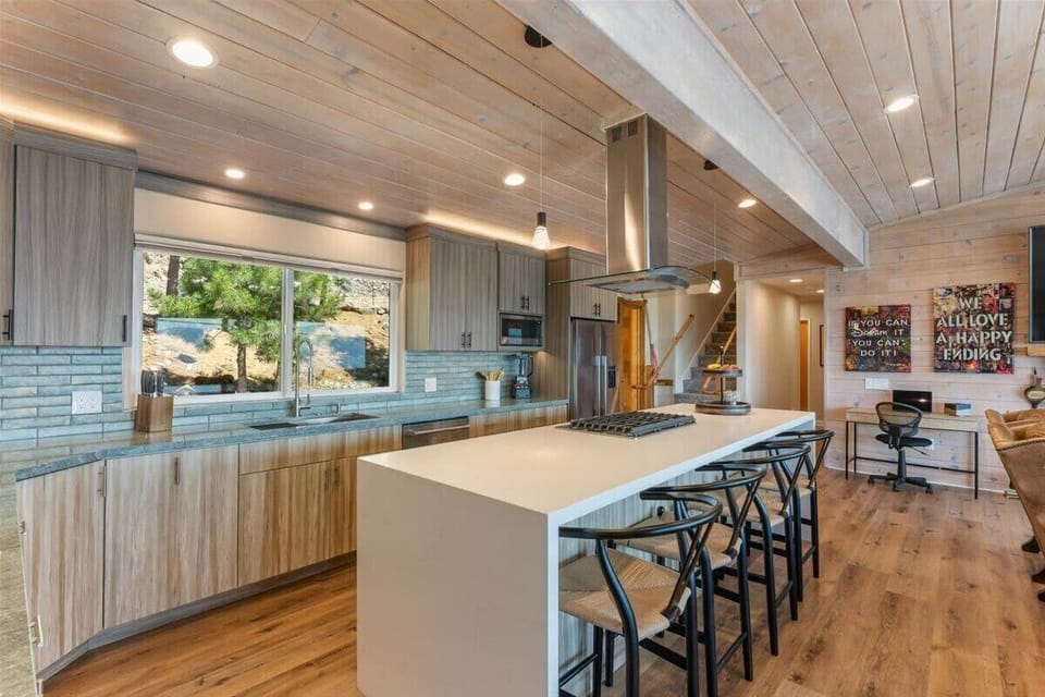 Kitchen: Main floor, fully equipped, bar seating, modern appliances