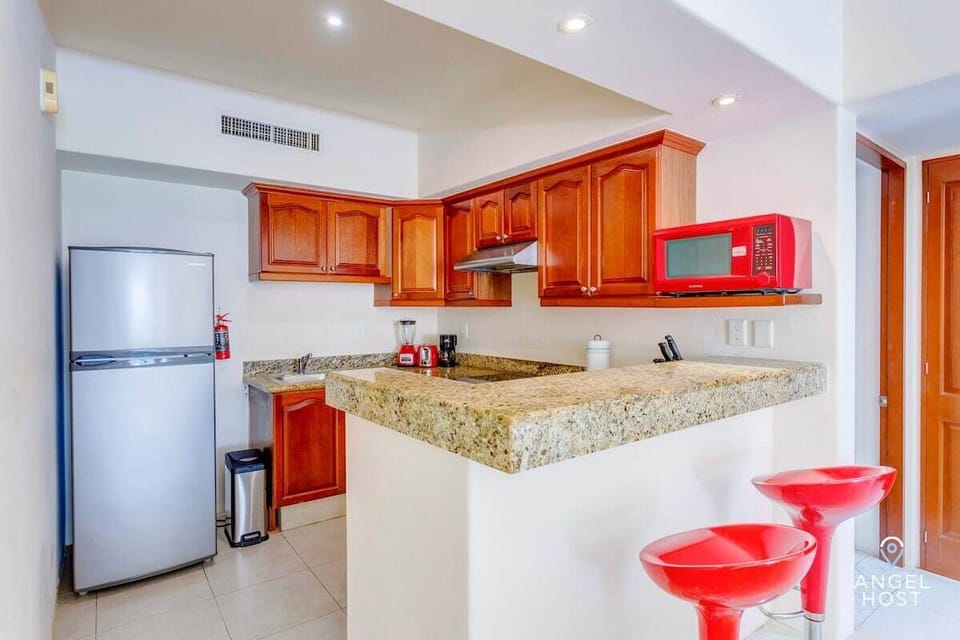 A little breakfast bar at the kitchen counter