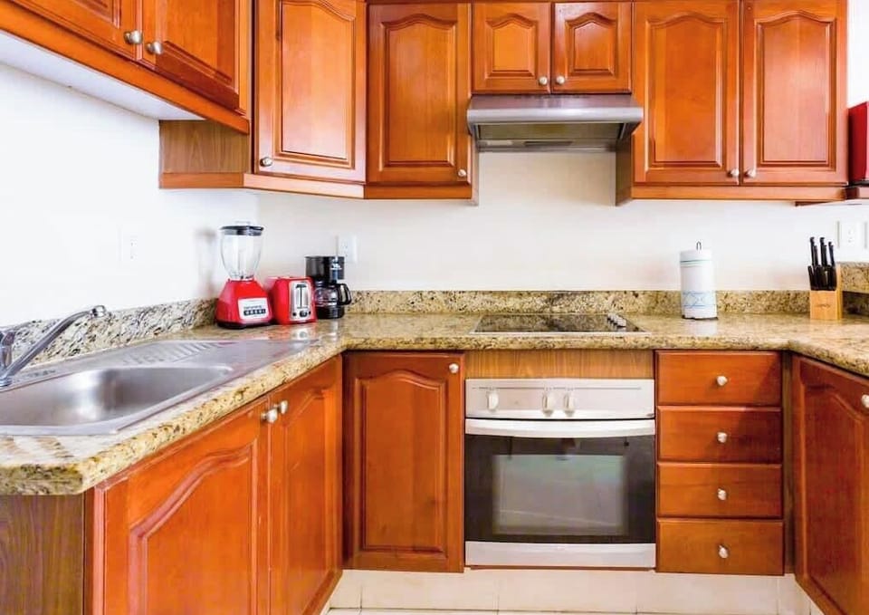 A fully-equipped kitchen to enjoy meals at home