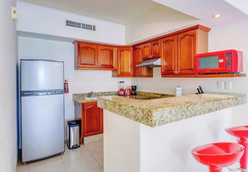 A little breakfast bar at the kitchen counter