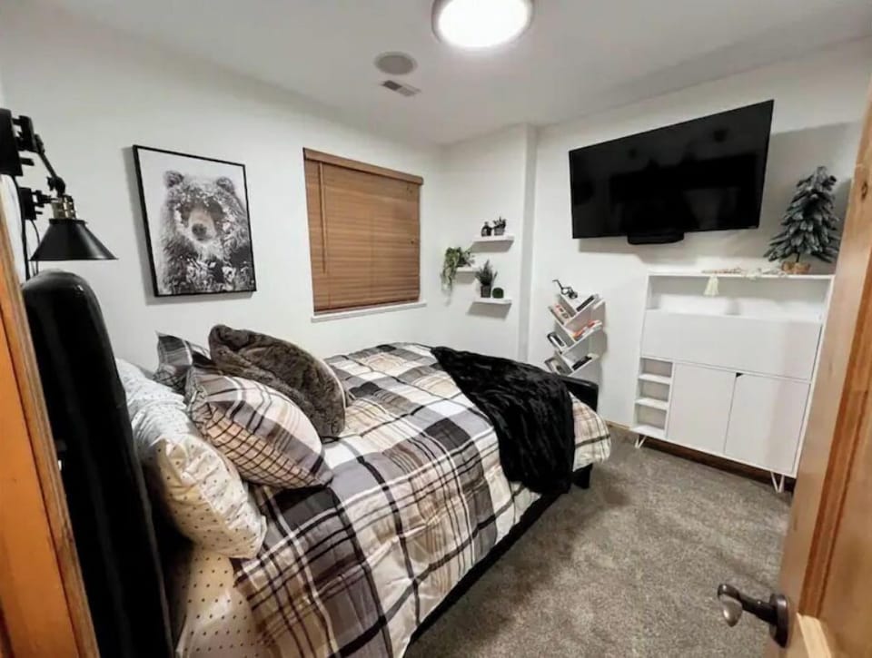 Queen Bed | Reading Lamps | Books | 50" Smart TV | Pull Down Desk/Workstation
