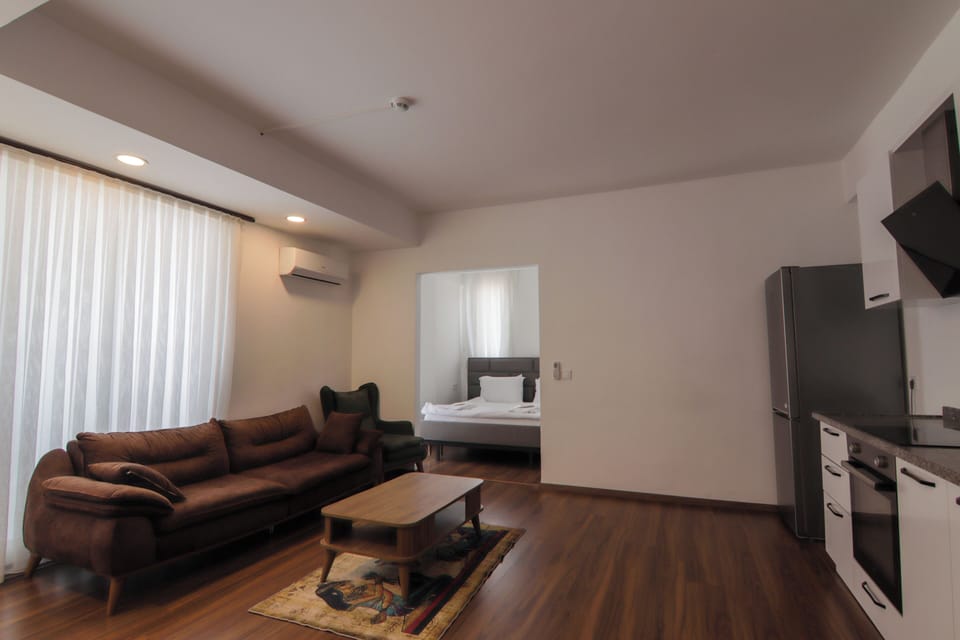 Deluxe Room | Minibar, in-room safe, laptop workspace, blackout drapes