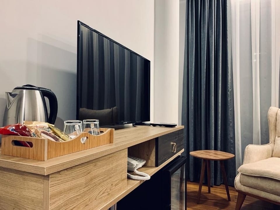 Minibar, in-room safe, laptop workspace, blackout drapes