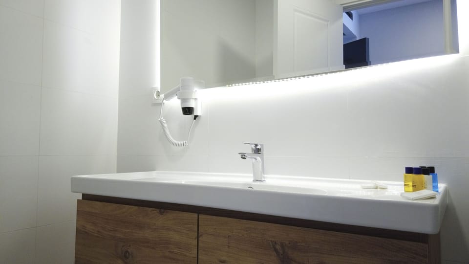 Standard Room | Bathroom | Shower, rainfall showerhead, designer toiletries, hair dryer
