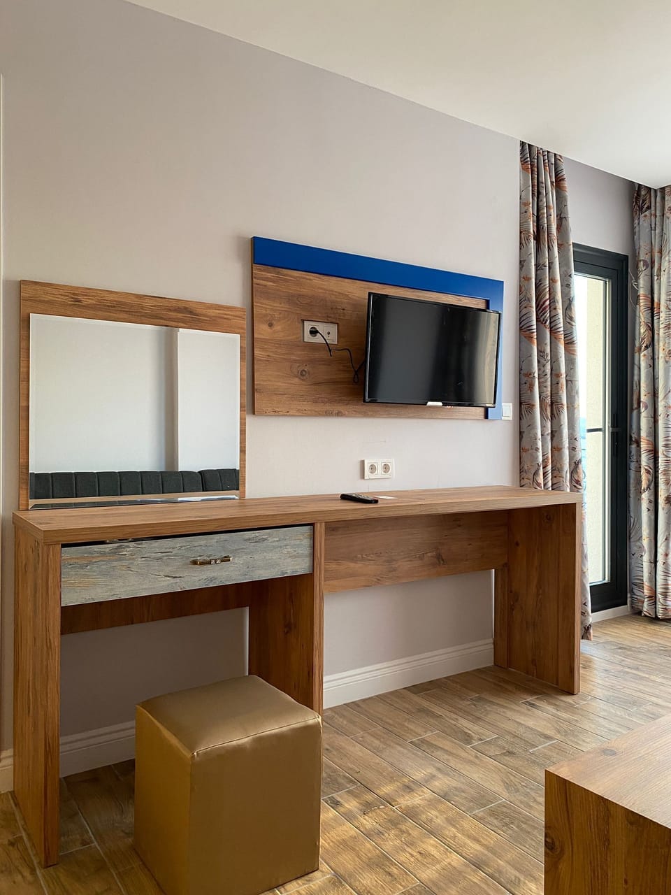 Elite Suite | Living area | 40-inch plasma TV with satellite channels, TV