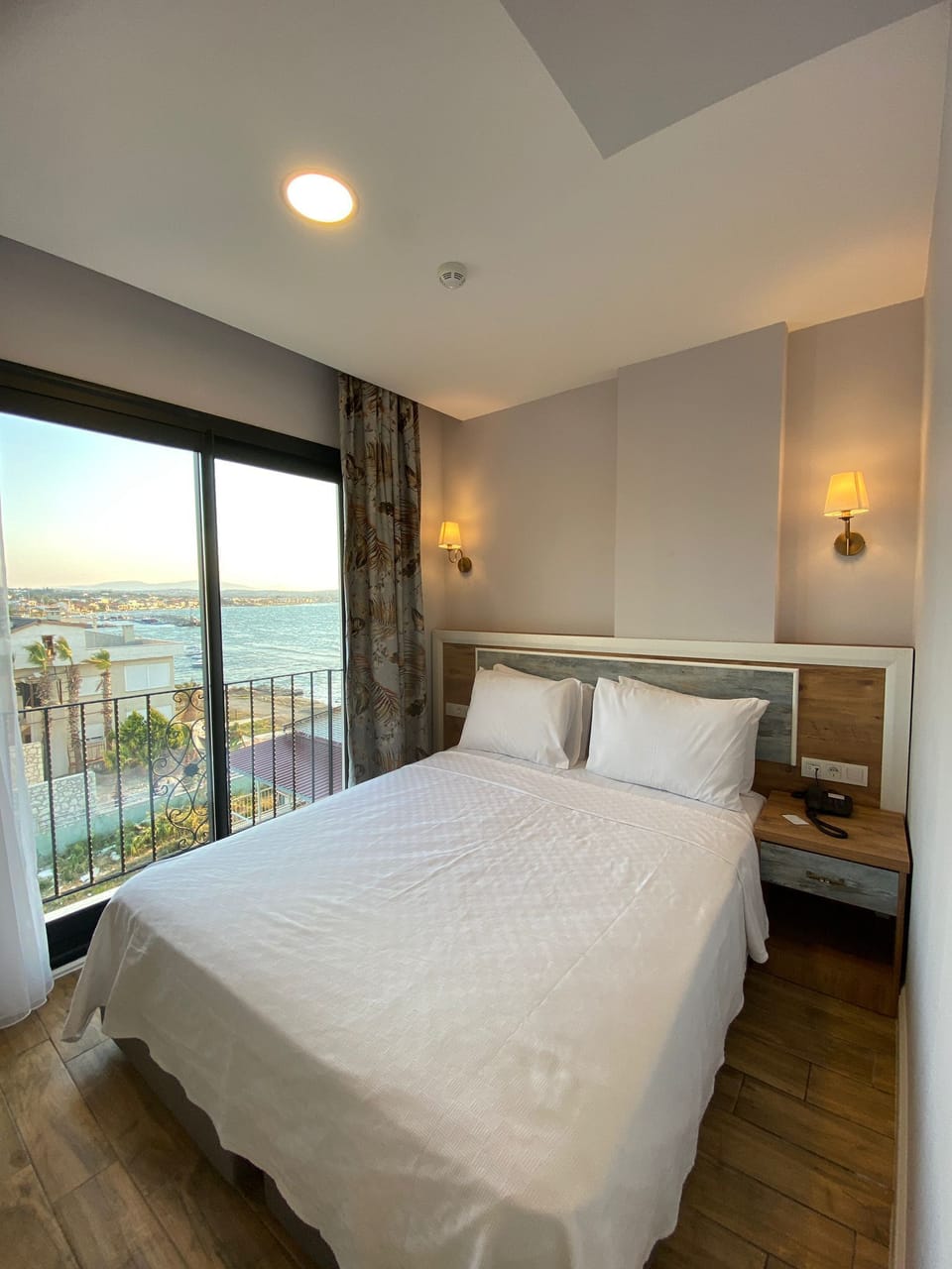 Elite Suite | Premium bedding, down comforters, minibar, desk