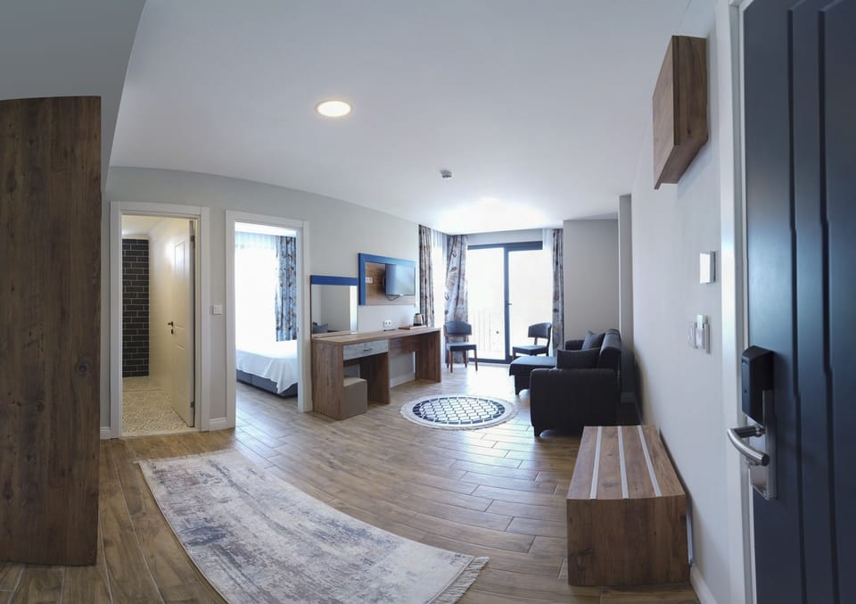 Elite Suite | Living area | 40-inch plasma TV with satellite channels, TV