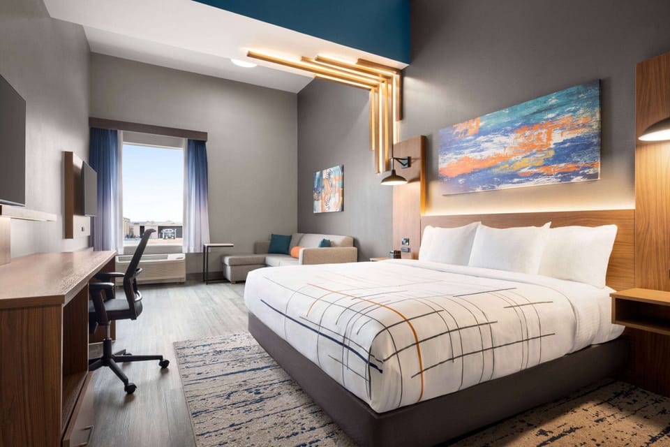 Suite, 1 King Bed, Non Smoking | Egyptian cotton sheets, premium bedding, desk, laptop workspace