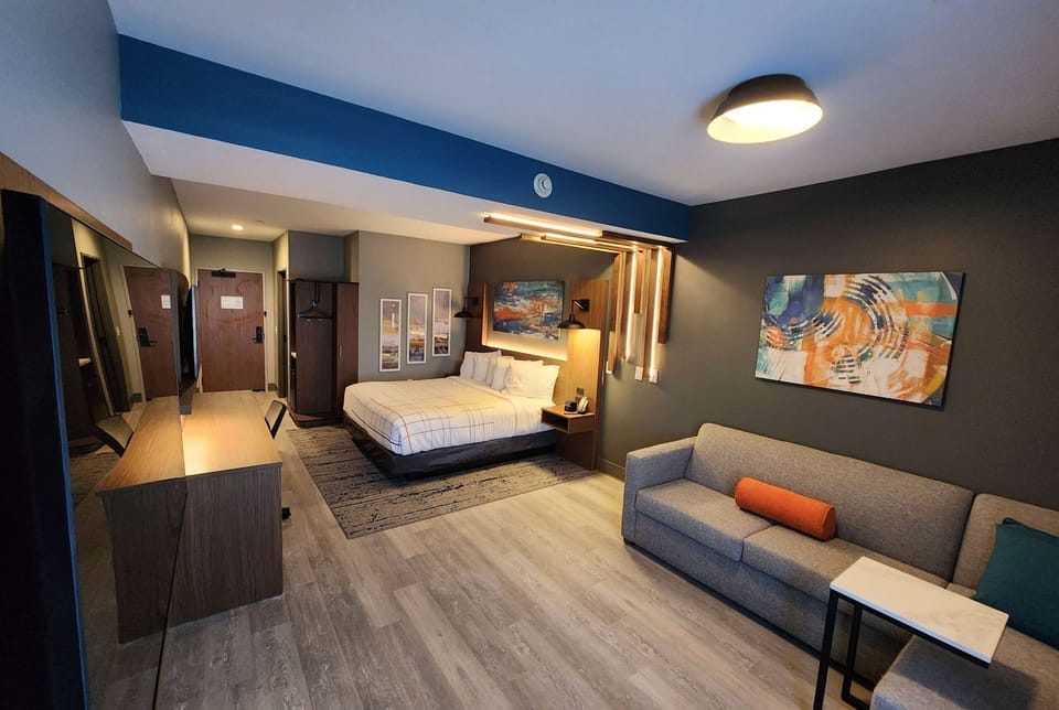 Suite, 1 King Bed, Non Smoking | Egyptian cotton sheets, premium bedding, desk, laptop workspace