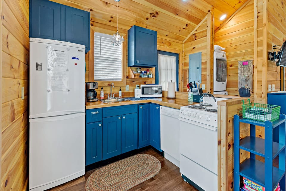 Full-sized washer/dryer off the kitchen, detergent and dryer sheets provided.