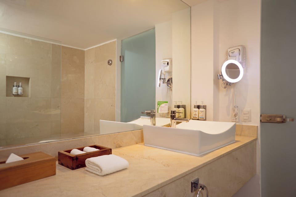 Deluxe Superior ocean front | Bathroom | Deep soaking tub, free toiletries, hair dryer, towels