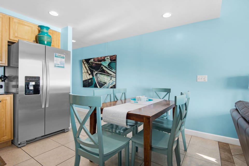 Dining table seats 6