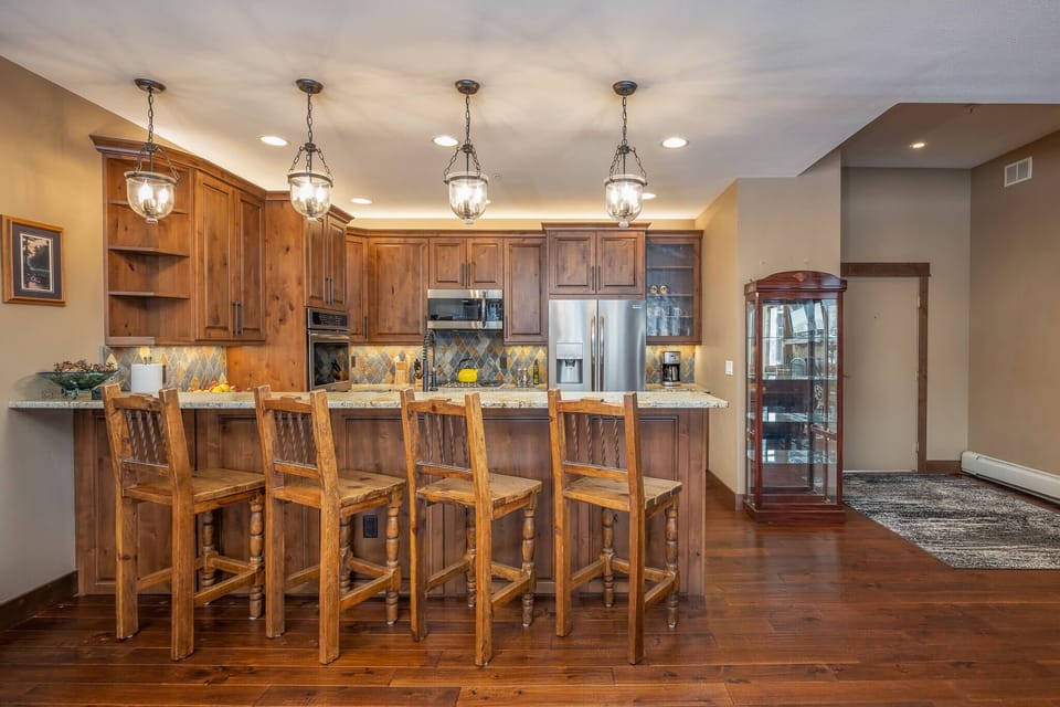 Seating for four at the breakfast bar