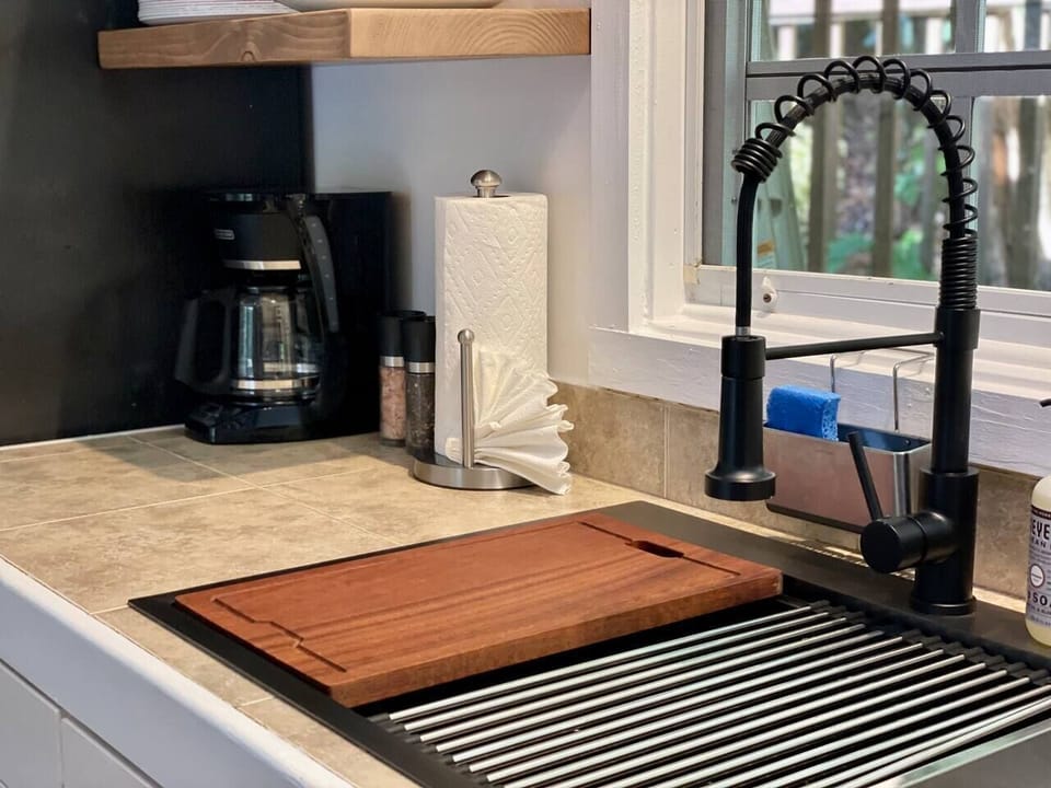 Well equipped with everything you need to enjoy meals at home