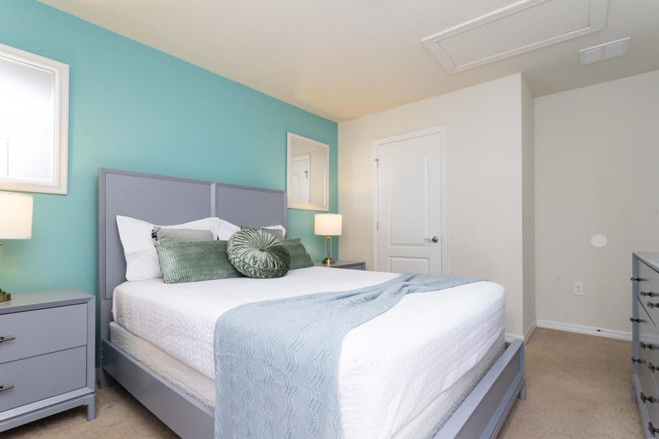 Suite #4 / Queen size bed / 2nd floor