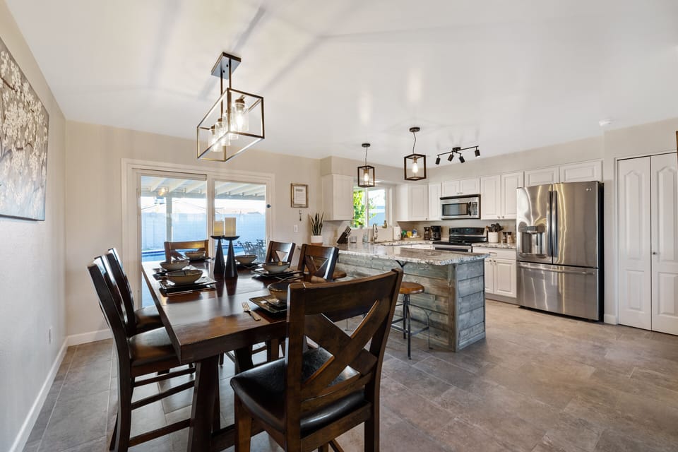 Open floor plan of kitchen/dining room area.