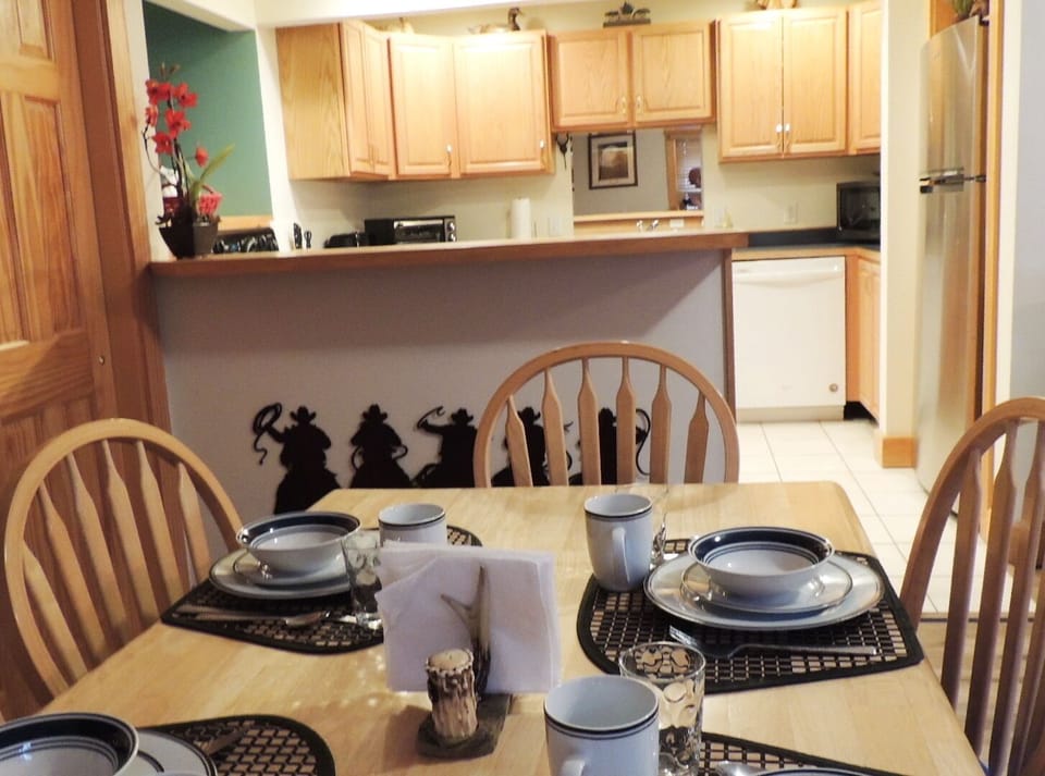 Dining table in to the kitchen 