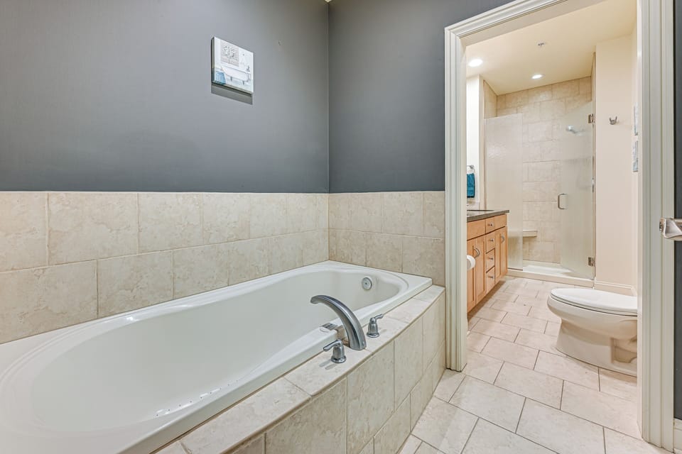 En-Suite Bathroom | Jetted Tub | Towels Provided