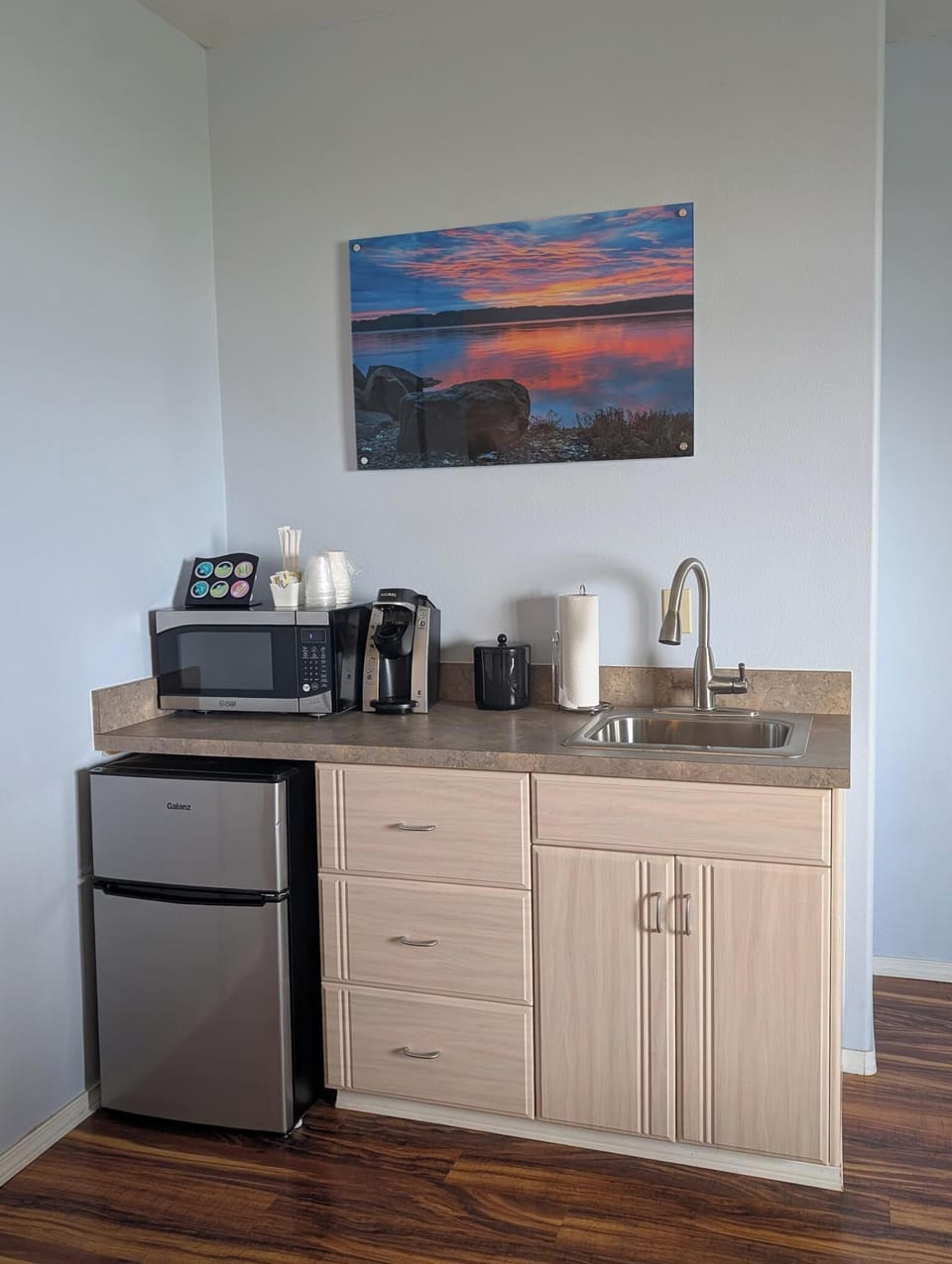 Double Room, 2 Queen Beds, Patio, Canal View | Living area | 50-inch LED TV with digital channels, TV