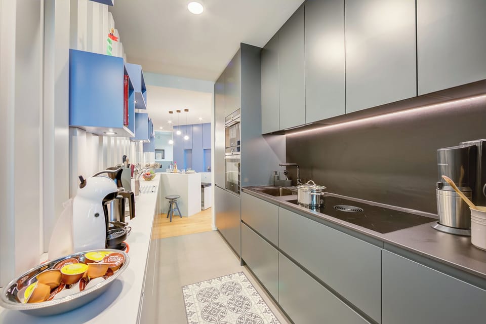 Family Apartment, 2 Bedrooms, 2 Bathrooms (Dandy House Few Min From Lake) | Private kitchen | Fridge, microwave, oven, stovetop
