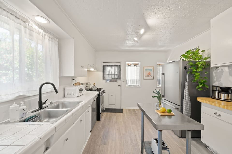 Eco dish soap and eco dishwashing detergent
Guests rave about how well-equipped and organized the home and kitchen are!