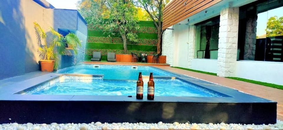10 outdoor pools