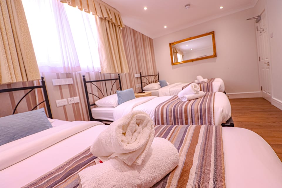 Budget quad ensuite (Basement Level) | Desk, laptop workspace, iron/ironing board, free WiFi