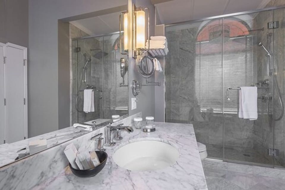 Executive Suite, 1 King Bed with Sofa bed | Bathroom | Free toiletries, hair dryer, bathrobes, towels