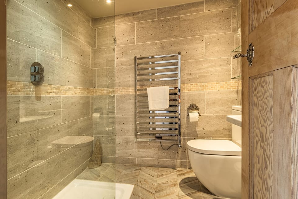 Deluxe Room | Bathroom | Hair dryer, bathrobes, towels