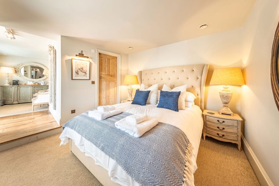 Deluxe Room | Minibar, individually decorated, individually furnished, free WiFi