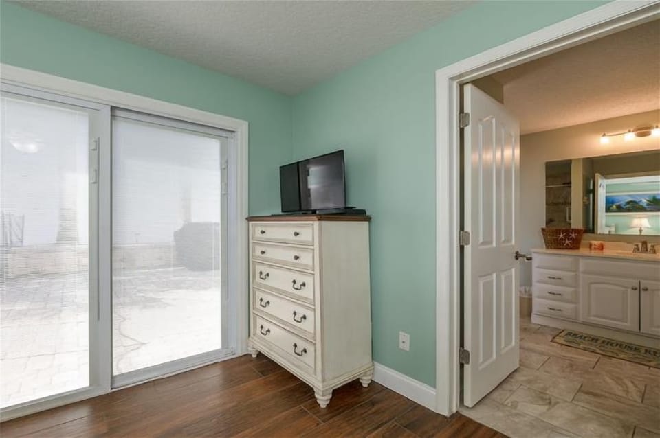 1st floor Guest Bedroom