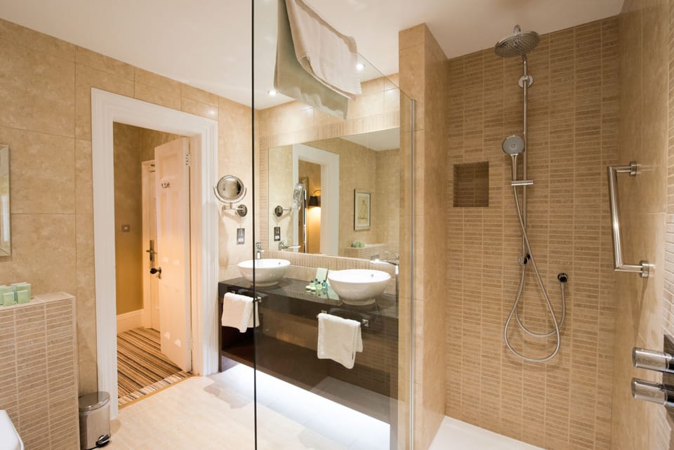 Suite, 1 King Bed, Non Smoking | Bathroom | Free toiletries, hair dryer, towels