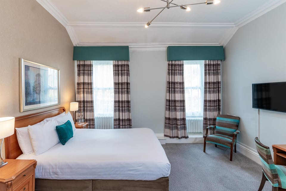 Executive Room, 1 King Bed, Non Smoking | 1 bedroom, hypo-allergenic bedding, in-room safe, desk