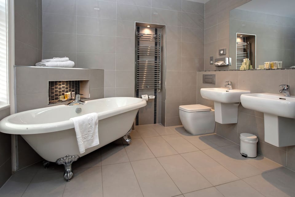 Deluxe Room, 1 King Bed, Non Smoking | Bathroom | Combined shower/tub, free toiletries, hair dryer, towels