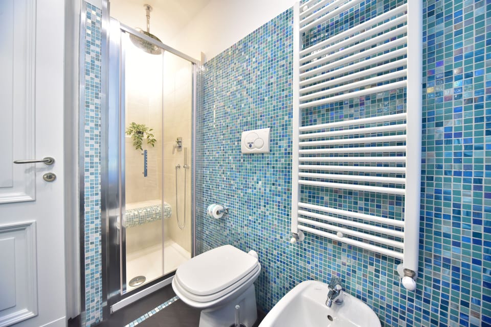 Superior Room | Bathroom | Shower, rainfall showerhead, free toiletries, hair dryer