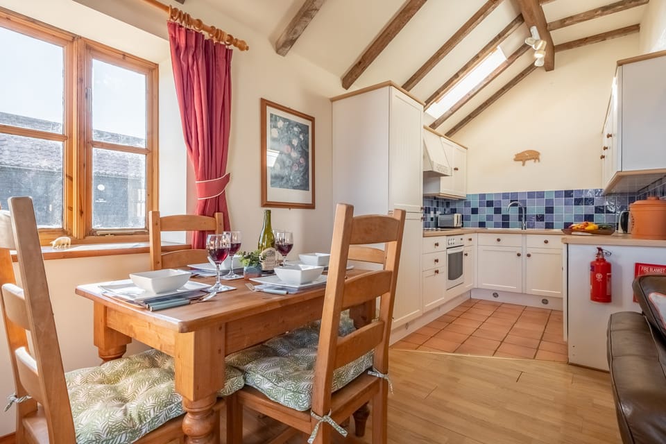 Dining area in to kitchen