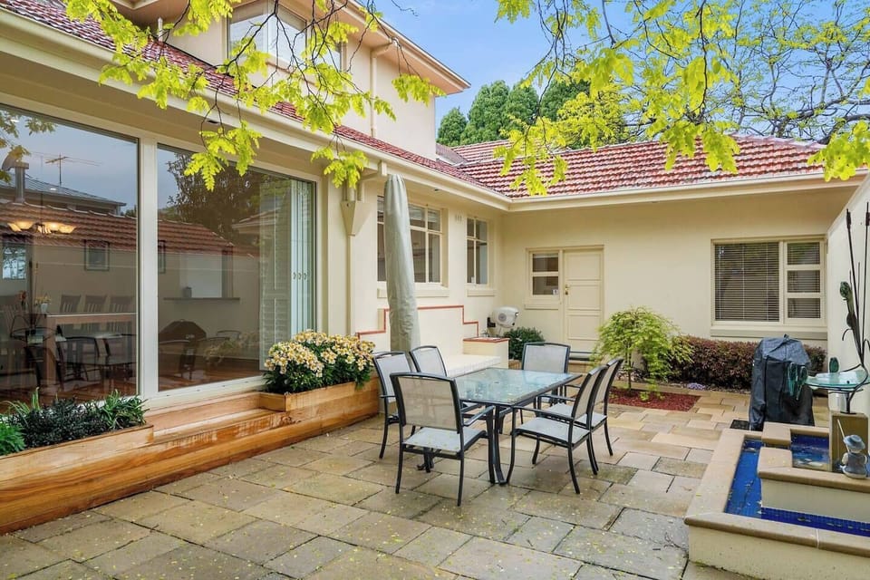 After a day at the beach, enjoy some intimate get-togethers with the family in the private courtyard for alfresco dining and a BBQ. 