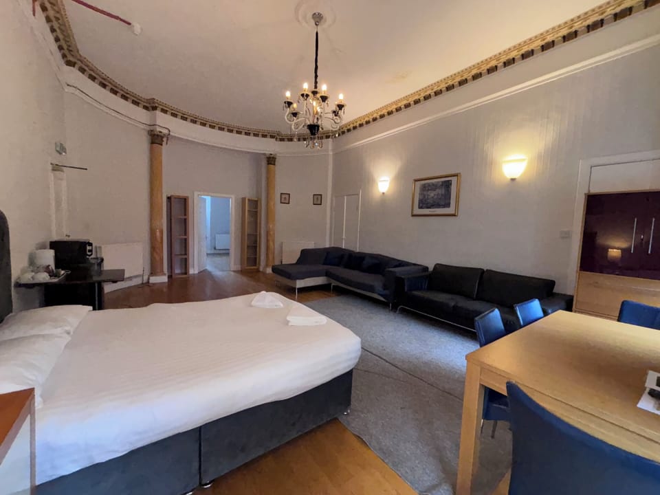 Classic Studio Suite | Free WiFi, bed sheets