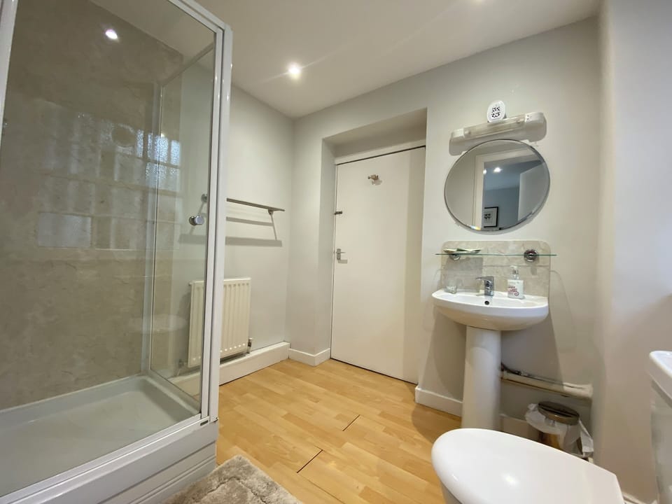 Classic Triple Room | Bathroom | Shower, free toiletries, hair dryer, towels