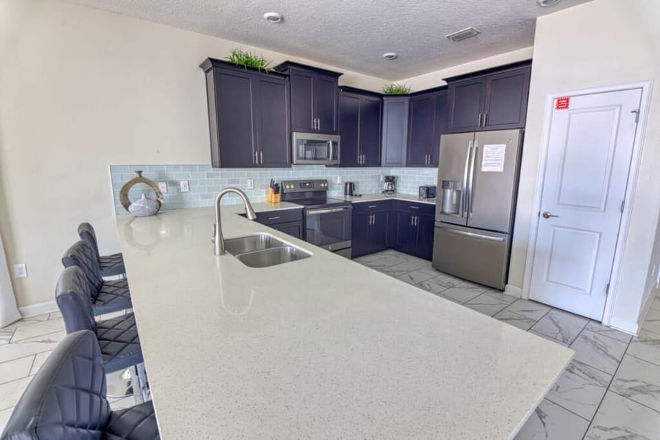 House (Multiple Bedrooms) | Private kitchen | Microwave, oven, stovetop, dishwasher