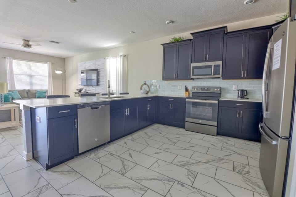House (Multiple Bedrooms) | Private kitchen | Microwave, oven, stovetop, dishwasher