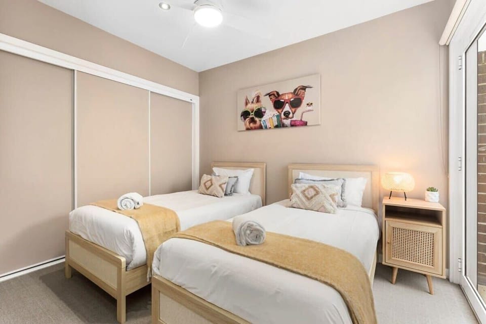Bedroom 2 – 2 x Single beds