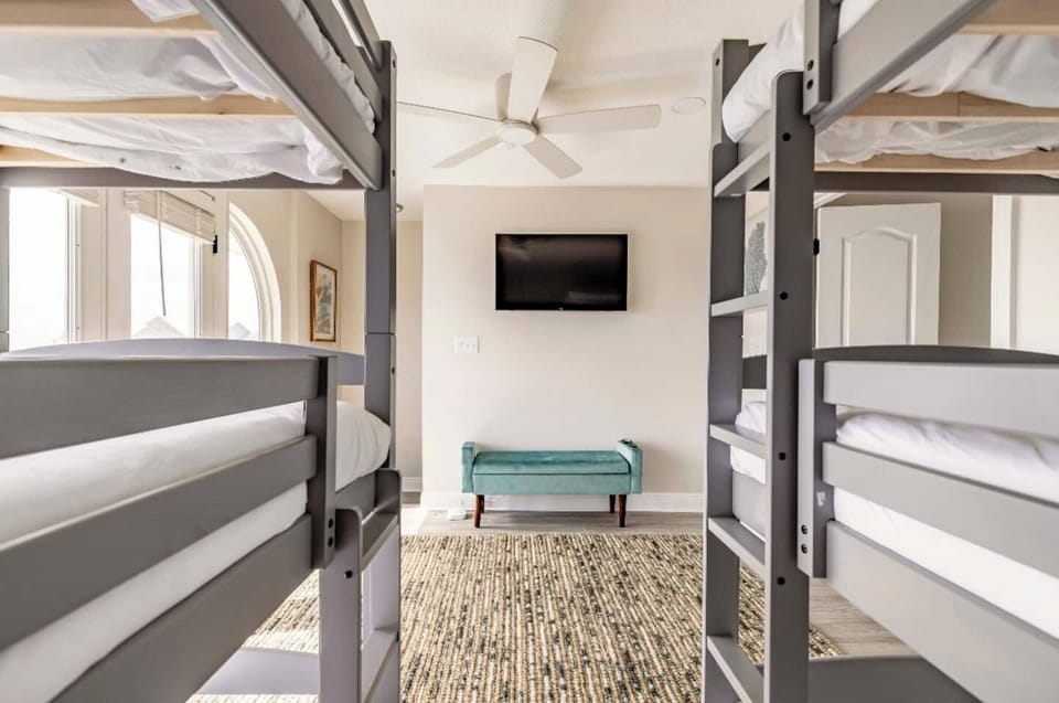 Bunk room with Smart TV 