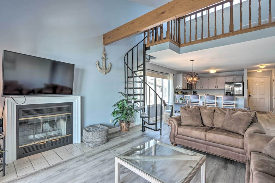 Interior | Open Floor Plan | Free WiFi