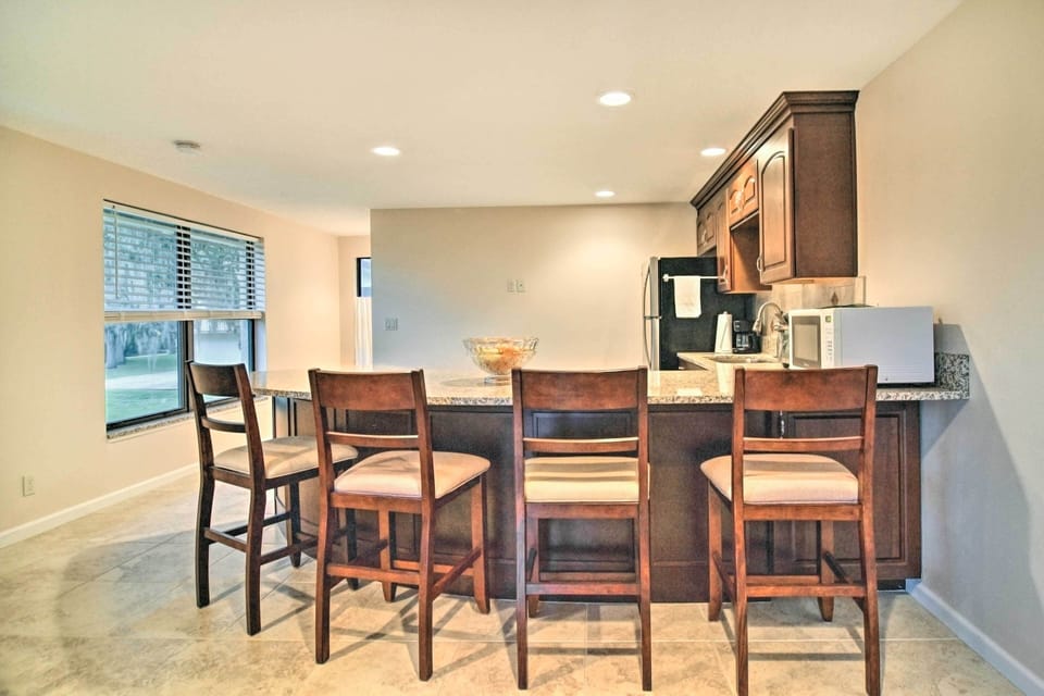 Dining Area | Breakfast Bar | Dishware/Flatware