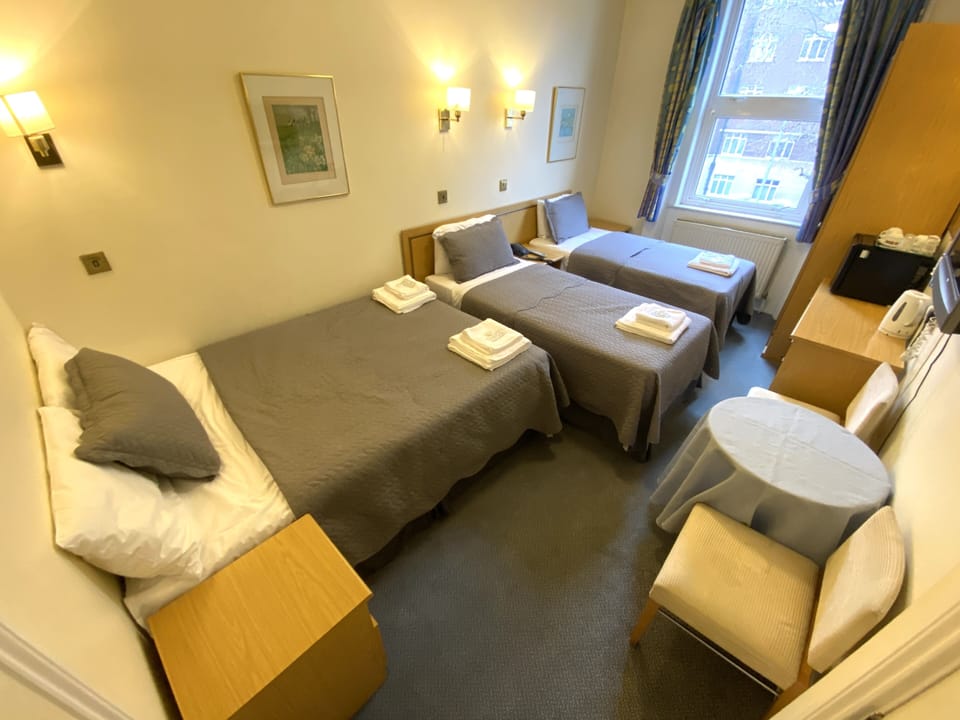 Quadruple Room | In-room safe, desk, iron/ironing board, free WiFi