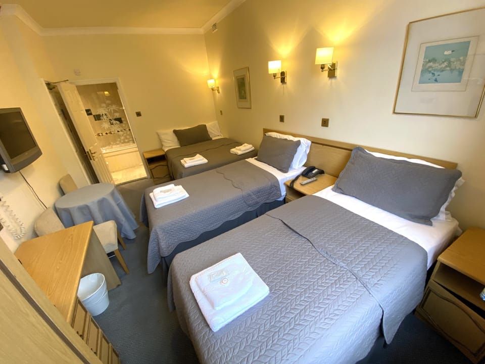 Quadruple Room | In-room safe, desk, iron/ironing board, free WiFi