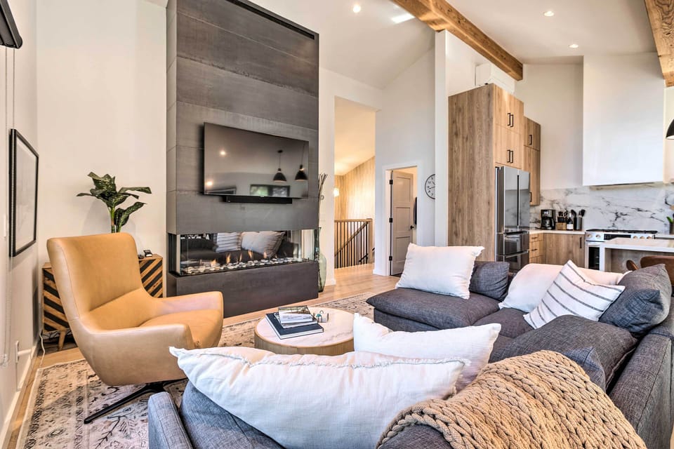 Living Room | Gas Fireplace